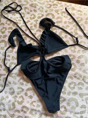 DEVON WINDSOR Black Ruffle Triangle Bikini Set one piece ruffled fashionable
